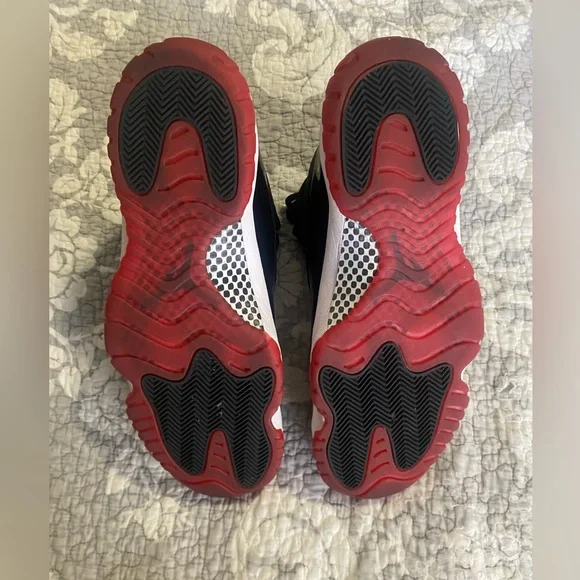 Jordan 11 Retro Playoffs Bred (2019) Men's Size 15 - Picture 6 of 9